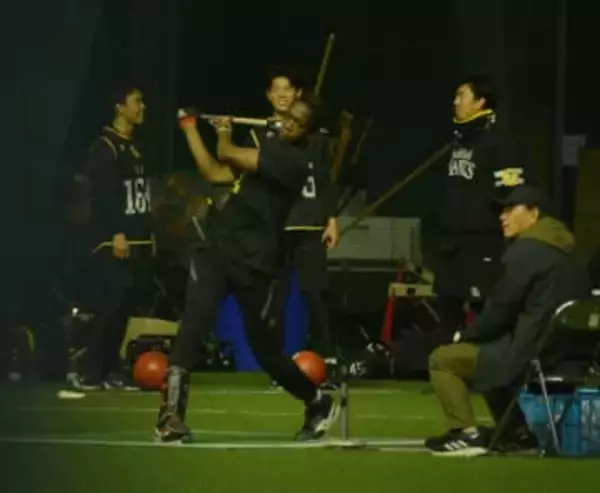 ドラ1も4年目…ソフトバンクのイヒネ・イツア　外野守備にも取り組む「出場できるところがあればどこでも」先輩にいい手本が