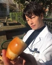 「どういうこと⁉」「顔違いすぎて誰か…」佐藤健〝激変〟姿に衝撃「3度見した」「えぇぇぇ⁉」映画出演写真に再脚光「それでもかっこいい…」