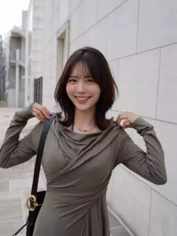 「あざとシリーズの…」モデル新田さちか〝お腹丸開き〟斬新ワンピに「きゅんとしますね」の声