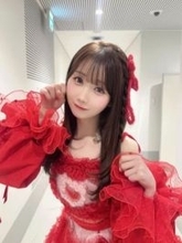 「ギャップありすぎて2度見」人気アイドルみりにゃ〝ぴったりニット＆ミニでブランコ〟姿に「童心忘れてない」「無邪気な感じが癒し」