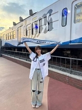 特大スイカ〝夏全開コーデ〟留年女子大生タレント・久木田帆乃夏に「いいへそしてんなぁ」「ドキドキ」「美白最高〜」