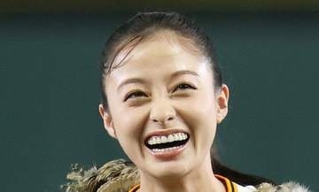 「ちょ、橋本環奈とデートなうじゃん」〝二の腕あらわ〟夏の装いに「加工なしでこれ」「わっ、わぁぁっ」「髪の毛アップ初めて見た」の声