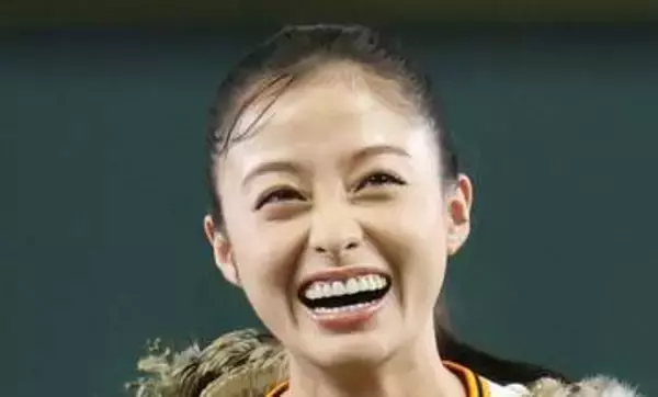 「ちょ、橋本環奈とデートなうじゃん」〝二の腕あらわ〟夏の装いに「加工なしでこれ」「わっ、わぁぁっ」「髪の毛アップ初めて見た」の声