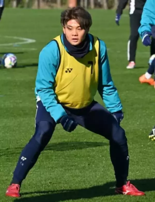 「若くてエネルギッシュな選手の特長を出せるように」　J1アビスパ福岡、昨季全試合出場の名古新太郎が〝アシスト役〟誓う