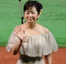 「マジか…」斉藤由貴の娘…ど派手スタイルでTV出演の26歳女優に「お母さんソックリでビックリ！」「また凄いタイトル」