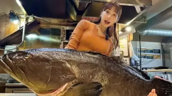 「世界一硬い物」を手に笑顔の鮮魚店女性取締役に「めちゃくちゃ奥が深い」「ますます好きになりました」