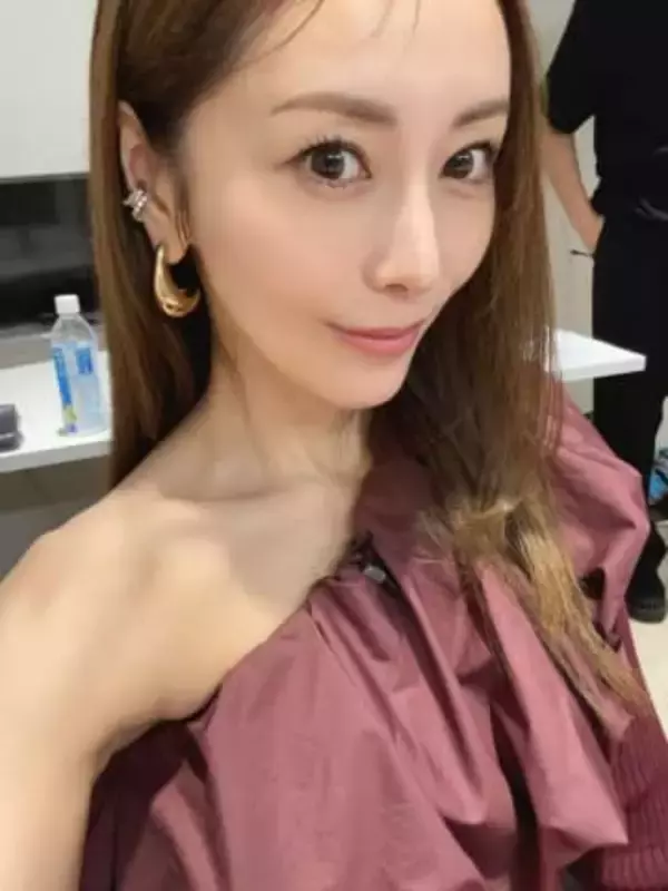 積み上げられた服、服、服…熊切あさ美〝断捨離ショット〟に反響「かなりあるね〜」「溜まっちゃうよね」