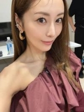 積み上げられた服、服、服…熊切あさ美〝断捨離ショット〟に反響「かなりあるね〜」「溜まっちゃうよね」