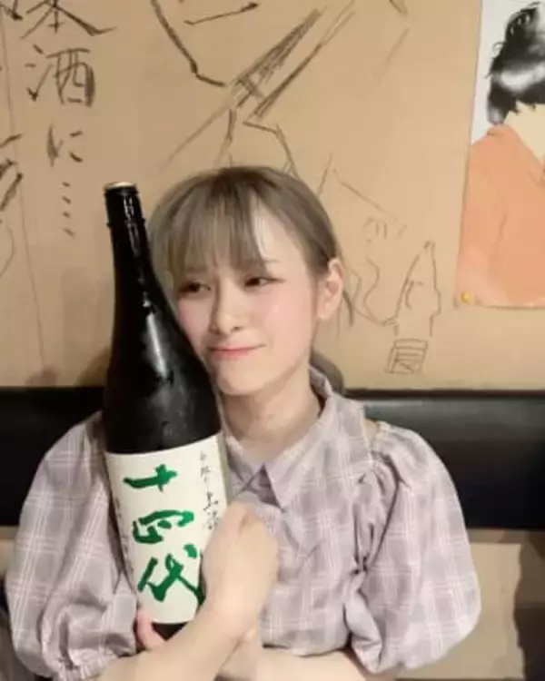 「デカすぎんだろ」特大サイズのビールを飲み干す人気声優・前田佳織里の酒豪っぷりにファン驚愕「これは片手じゃ無理」「いい飲みっぷり！」「男前すぎる」