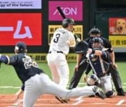 本拠地どよめき　ソフトバンク近藤健介が死球受け途中交代　プレー続行も次打席で代打送られる