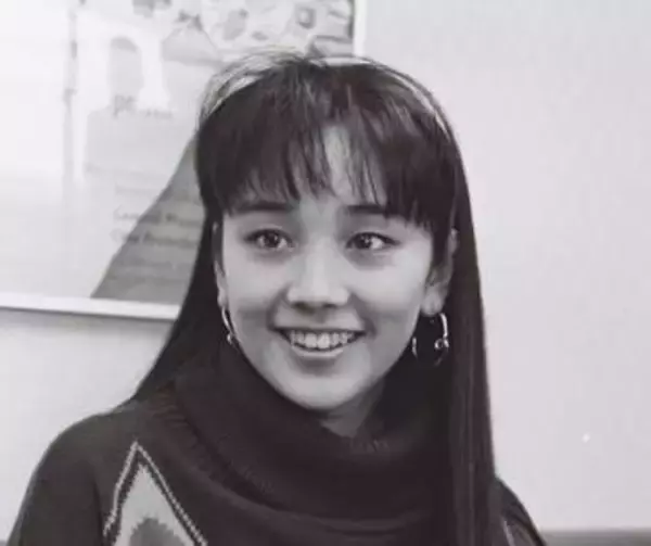 「むしろまだ53だったとは驚き！」西田ひかる〝青スカート〟近影が話題「アイドル時代と変わってないし、若々しい」「なぜだかフルーチェを食べたくなる」