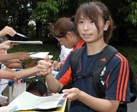 〝極秘婚＆出産〟SNSで電撃公表から1年...元日本代表・鮫島彩さんの親子友人ほのぼの姿に「大きくなってるぅー」「優しいママの眼差しと子どもの笑顔」