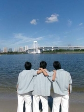 「最近よくテレビで見る!」一卵性三つ子タレント・佐藤三兄弟〝シンクロ食リポ〟衝撃写真「似すぎて怖…そこも似るんだ?」「誰が誰だか全然わかんない」