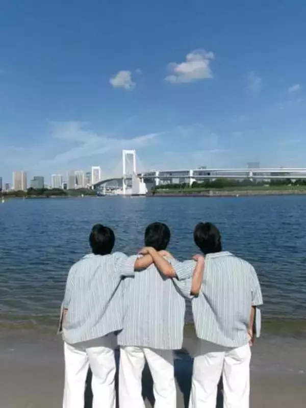 「最近よくテレビで見る!」一卵性三つ子タレント・佐藤三兄弟〝シンクロ食リポ〟衝撃写真「似すぎて怖…そこも似るんだ?」「誰が誰だか全然わかんない」