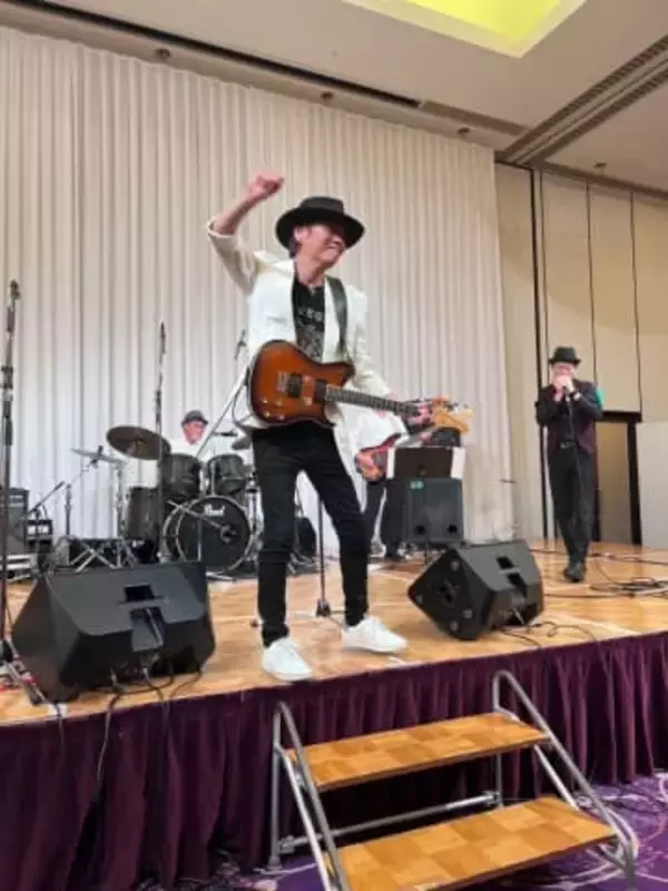 〝サザン〟脱退から25年…70歳の大森隆志〝妻〟との記念日ショット反響「えっ、そうなんですか？」「これはまた貴重な」「楽しそうで何よりです」