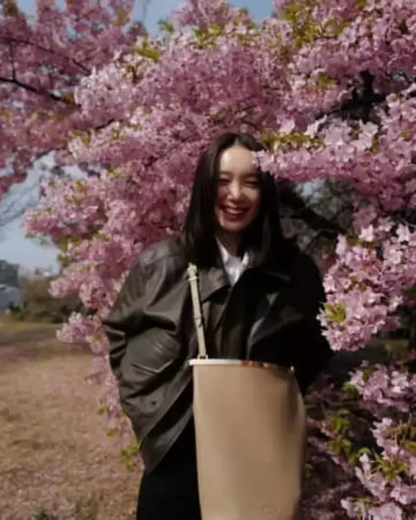 「きゃあ～」「夫婦共演…」共演後に交際1年で〝17歳差〟電撃婚…〝ご報告2ショット〟飯豊まりえに「待ってました～最高」「やったぜ」と反響