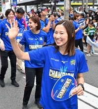 SAGA久光のVパレードに1万人　「難しい挑戦を新たに掲げ…」中田久美監督が連覇へ意欲【バレーボールSVリーグ女子】