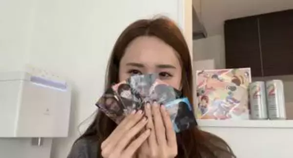 日本・アイルランド・アメリカ・ロシア〝マルチルーツ〟トリリンガルモデル・蒼瀬くるみ〝ぴたぴた〟ドレス姿に反響「1度見たら覚えるインパクトある」「ママ感あるな」