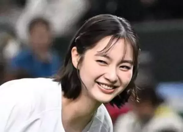 32歳新川優愛ミニ丈ラウンジ嬢姿、ドラマオフショットに反響「〝デキる女〟感が出ててハマり役」「一気に大人の女優に」