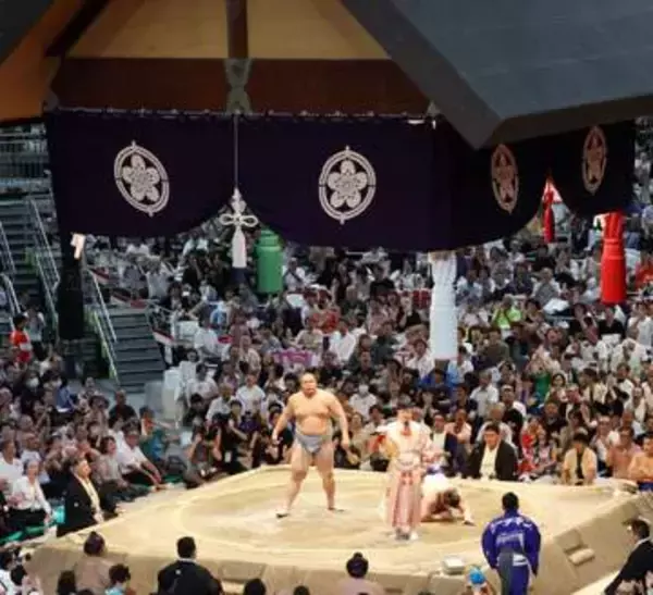 「ありゃ何者」大相撲中継に映り込み〝まさかの著名人〟に視聴者騒然…武将隊の姿に「二度見」「気になってしょうがない」