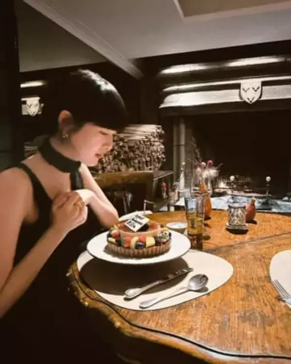 父は名球会入り元プロ選手、夫は日本代表で活躍中…〝試合会場で夫婦ショット〟人気モデル稲垣貴子の投稿に「まさか2人揃った姿が‼」「素敵な夫婦」の声