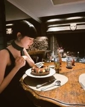 父は名球会入り元プロ選手、夫は日本代表で活躍中…〝試合会場で夫婦ショット〟人気モデル稲垣貴子の投稿に「まさか2人揃った姿が‼」「素敵な夫婦」の声