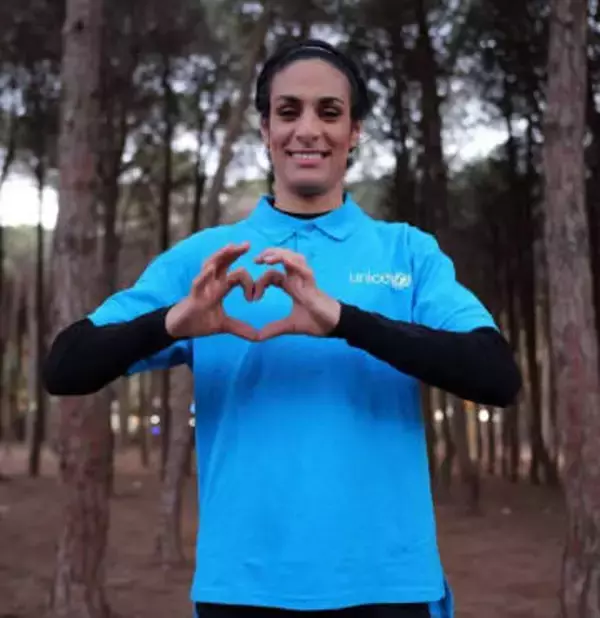 「私は女性です」パリ五輪で話題〝激変〟トランスジェンダーボクサーのモデル姿に意見さまざま「スタイルを変える必要はない」「強さと勇気を兼ね備えた女性」