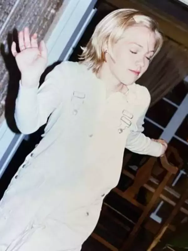 〝ビバヒルのケリー〟54歳、衝撃の寝起きショットに反響「最高に面白い」「ケリー・テイラーがまた電球ソケットに指を」