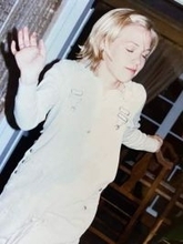 〝ビバヒルのケリー〟54歳、衝撃の寝起きショットに反響「最高に面白い」「ケリー・テイラーがまた電球ソケットに指を」