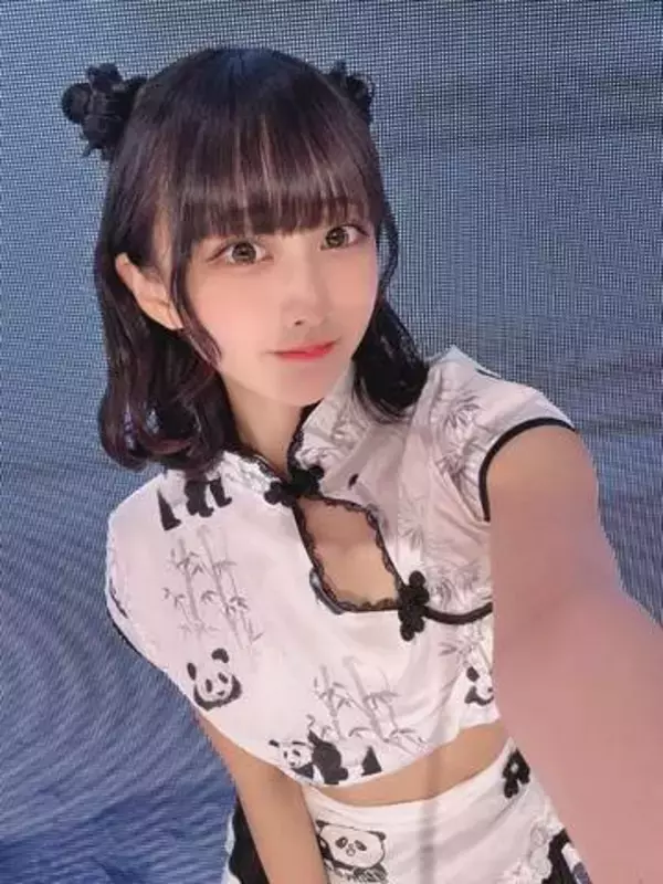 「暑すぎて布面積少なくなる」と自ら…現役アイドル〝デコルテ＆おへそ全開〟沖縄コーデに「どこ見ればいいんや…」「やばい」の声