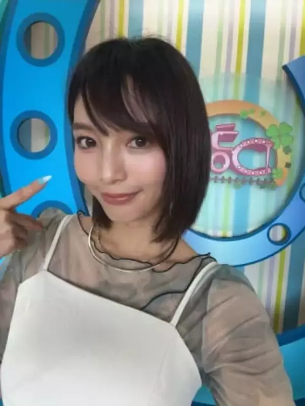 「今回も凄かった！」超ミニ〝どピンク〟コーデ〝万券クイーン〟ほのかに反響「お見事！」「春だなぁ〜」