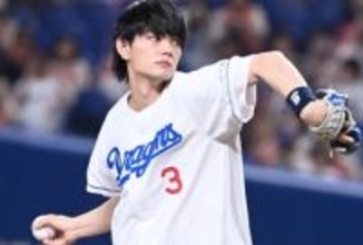 「若くない!?」紅白決定！27歳アイドルの〝じいちゃん＆ばあちゃん孝行ショット〟に「えっっ!!」「みんな似てて♡」「世代ショット最高すぎる…」の声