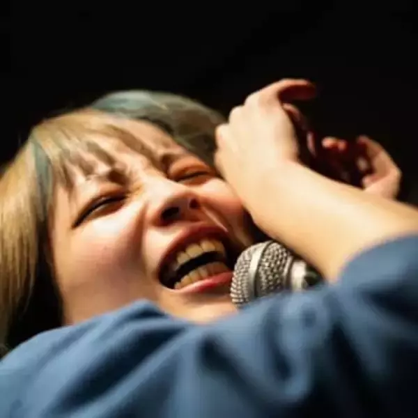 「一重の味方！」人気女性芸人〝すっぴん〟パスポート写真に反響「この顔も好きすぎる」「顔がお洒落」はるかぜに告ぐ・とんずが公開