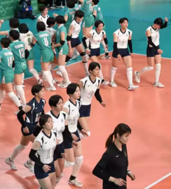 「目指したのは日本一を取ることだった…」　優勝候補が初戦敗退　福岡女学院の主将は一礼したまま動けず【春高バレー女子】