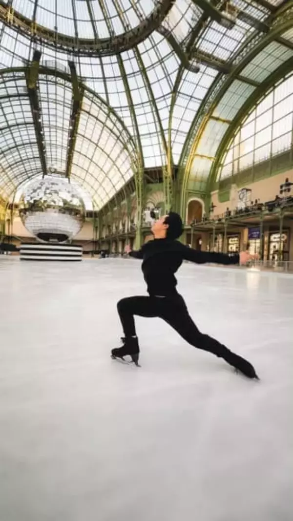 「本当に⁉」五輪フィギュア代表同士〝恋人繋ぎ〟親密姿に騒然「めっちゃお似合い」「びっくりした」「絵になる2人」アダム・シャオ・イム・ファの投稿が話題