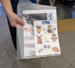 マレーシア航空、愛らしいマスコットキャラのステッカーを無料配布　博多駅でクアララルンプール直行便をPR