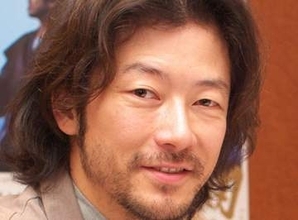 「無精ヒゲが浅野さん…」父は浅野忠信、母はChara!26歳俳優〝朝ドラ出演〟姿に反響！「目力と口元、そっくり」「雰囲気ある」「ビックすぎる」