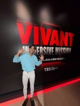 VIVANT人気急上昇チョッキー〝首・腕タトゥーびっしり〟堂々Tシャツ姿に驚愕の声「撮影中どうやって消してるん」「指や甲までタトゥー盛りだくさん」
