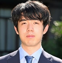 「垢抜けて素敵な青年に」藤井聡太〝23歳の最新姿〟が話題！32歳人気女優との共演に「聡太ニコニコやん」「目尻が下がってかわいい」反響続々