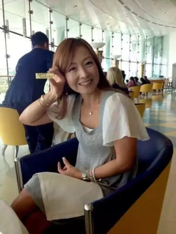 国際結婚、ドバイ移住…超高層プールで誕生日セレブ水着ショットの元わらべ倉沢淳美に脚光「ほぇ～」「なんとリッチなパノラマ」