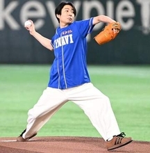 【オールスター】相葉雅紀さんがファーストピッチに登場　力強い投球もワンバウンドでがっくりうなだれる