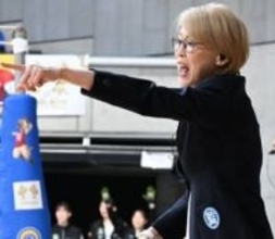 4大会ぶり頂点へ「皇后杯不敗」中田久美監督率いるSAGA久光スプリングスが4強入り懸けヴィクトリーナ姫路と激突【バレーボール全日本選手権】