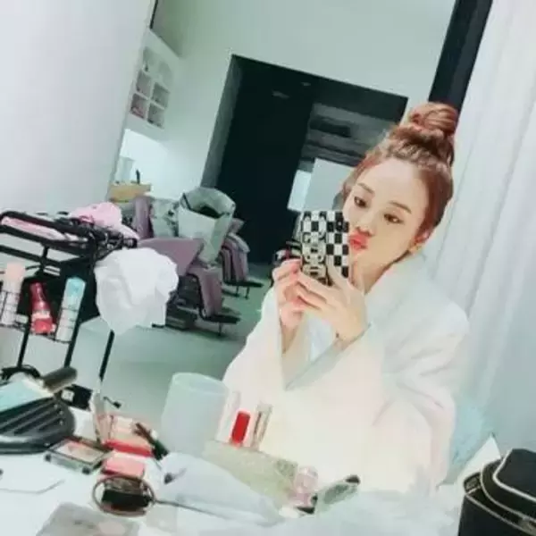 「あえて見せてるの？」くら寿司でノリノリ〝見えとるやん〟タンクトップ姿で〝横チラ〟＆〝タトゥー〟第2子出産から4年...あびる優に「大丈夫？」「寒くないの」