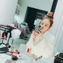 「あえて見せてるの？」くら寿司でノリノリ〝見えとるやん〟タンクトップ姿で〝横チラ〟＆〝タトゥー〟第2子出産から4年...あびる優に「大丈夫？」「寒くないの」