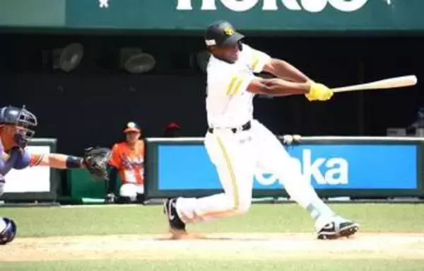 ソフトバンク育成ルーキーのエミールがプロ初実戦　初打席で内野安打　腰の違和感で1月の新人自主トレからリハビリ調整