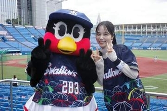 「やる気満々の表情がいいね」17歳上芸人との結婚から3年…山本萩子アナ〝始球式〟姿が話題「サマになってますね」「テイクバックが稲村亜美の指導通りや」