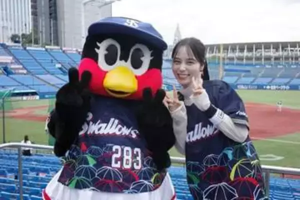 「やる気満々の表情がいいね」17歳上芸人との結婚から3年…山本萩子アナ〝始球式〟姿が話題「サマになってますね」「テイクバックが稲村亜美の指導通りや」