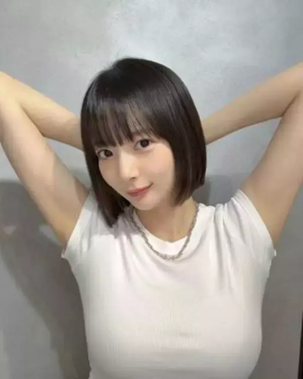 「こんな役満姿を…」岡田紗佳〝超ミニ＆ハイヒール〟ラウンドガール姿に騒然「本物はやはり違う」「俺はドストライクである」