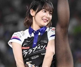 「マイク持つ手ガッチガッチ」歌番組に出演した岡田紗佳が話題「なんだこれ」「表情硬すぎるだろ」「おかぴー緊張してる？」