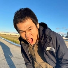 「ヤバい…カッコいい」兄は伝説ボーカルの甲本雅裕が〝激シブ〟愛車とのドライブショットを公開し「お兄ちゃんに負けずオシャレ」「センス良すぎ」